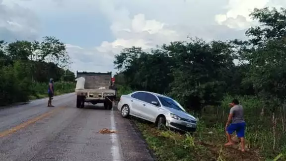 El auto terminó fuera de la carretera sin daños mayores.