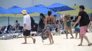 Turistas “escapan" de Cancún por el sargazo; se trasladan a  Isla Mujeres por ausencia de la macroalga en sus playas 