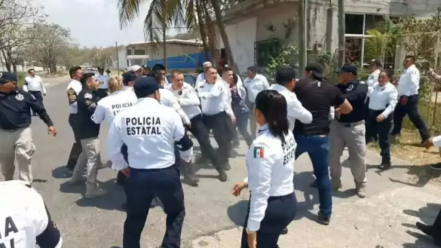 Policías exigen pago salarial