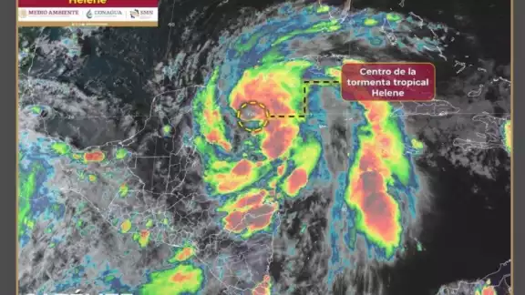 Helene se intensifica sobre la Península de Yucatán con fuertes lluvias, vientos y oleajes.