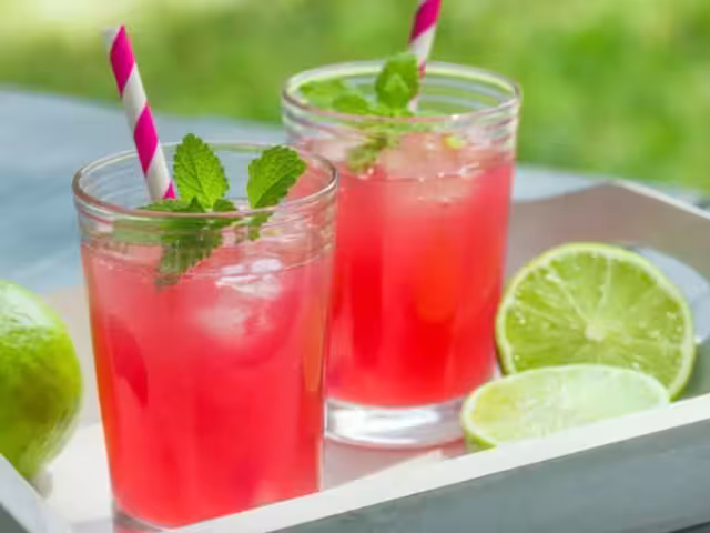 Combate el calor con una limonada de fresa casera y deliciosa