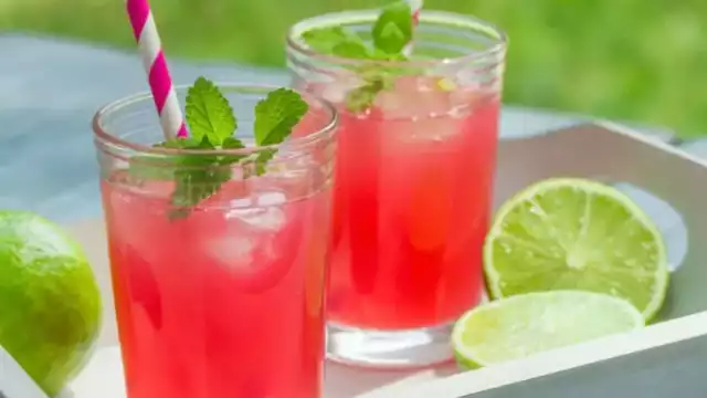 Combate el calor con una limonada de fresa casera y deliciosa
