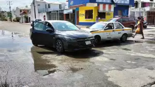 Colisión entre autos en Maya Real de Chetumal deja en visto la imprudencia de conductores.