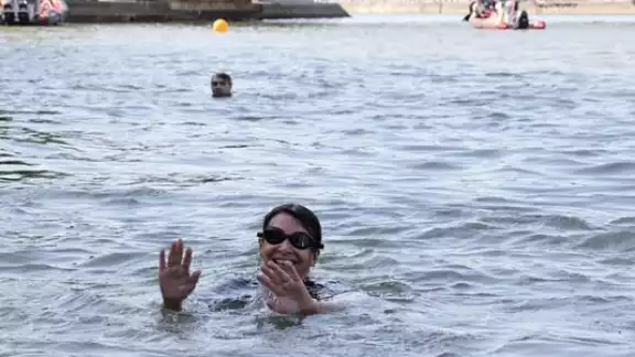 La alcaldesa en las aguas del Río Sena La alcaldesa en las aguas del Río Sena