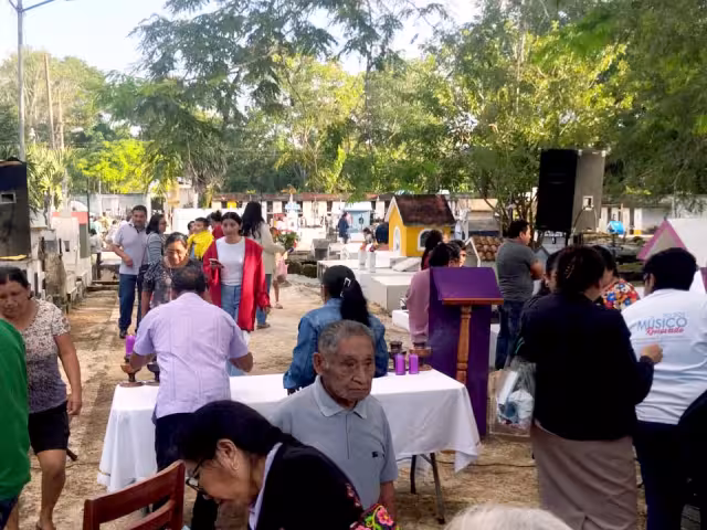 La afluencia al cementerio fue gradual, pero continua a lo largo del día. Se realizó una misa y la gente se quedó para recordar a sus muertos
