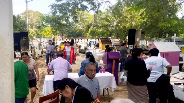 La afluencia al cementerio fue gradual, pero continua a lo largo del día. Se realizó una misa y la gente se quedó para recordar a sus muertos