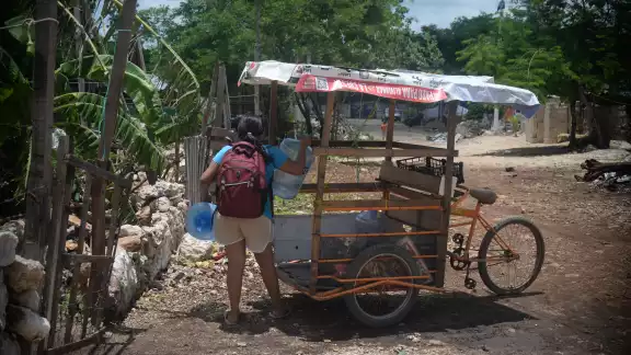 Los lugareños comentaron que el líquido es un recurso cada vez más difícil de adquirir, especialmente en su zona. Los lugareños comentaron que el líquido es un recurso cada vez más difícil de adquirir, especialmente en su zona.
