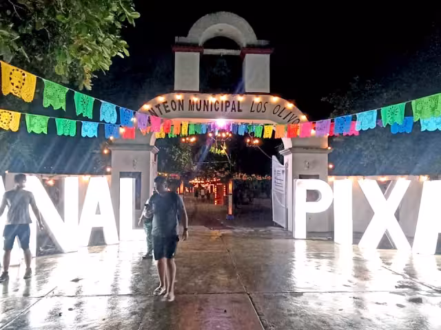 Las luces se vuelven una invitación a visitar el lugar, y vivir un recorrido luego de la medianoche, en donde la lluvia se encargó de bajar la temperatura