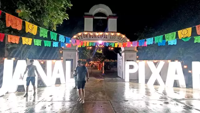 Las luces se vuelven una invitación a visitar el lugar, y vivir un recorrido luego de la medianoche, en donde la lluvia se encargó de bajar la temperatura