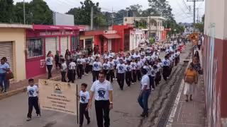 Colorido desfile en Lázaro Cárdenas, Quintana Roo conmemora el 214 Aniversario de la Revolución Mexicana