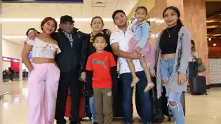 Aeropuerto de Mérida: Yucateco se reencuentra con su familia luego de 15 años viviendo en California