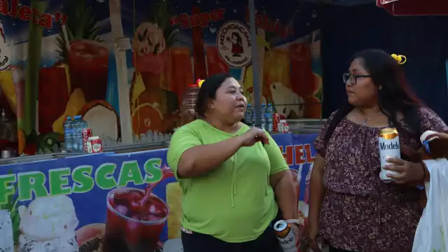 Los visitantes pudieron recorrer y convivir con bebidas alcohólicas en la mano, a pesar de la norma interpuesta por las elecciones de comisarios