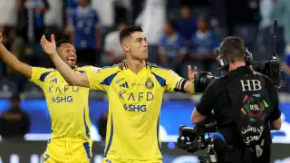 Cristiano se exhibe ante Al Hilal: Golazo y penal para acercar a Al Nassr a la cima 