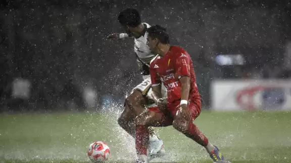 Los Pumas recibieron en el Olímpico Universitario a los Rayos del Necaxa bajo una intensa lluvia. Los Pumas recibieron en el Olímpico Universitario a los Rayos del Necaxa bajo una intensa lluvia.