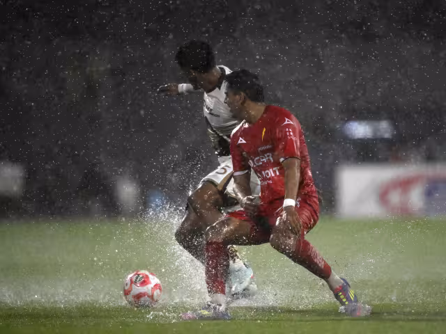 Los Pumas recibieron en el Olímpico Universitario a los Rayos del Necaxa bajo una intensa lluvia.