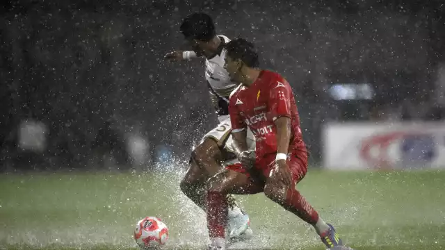 Los Pumas recibieron en el Olímpico Universitario a los Rayos del Necaxa bajo una intensa lluvia.