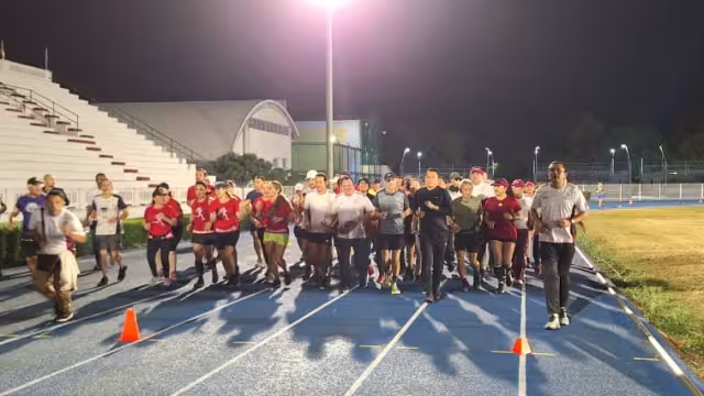 Durante los festejos el Gobernador recorrió 800 metros de la pista de tartán