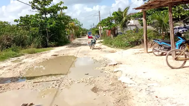 Ciudadanos acusan que cada año sufren durante la temporada lluvias, ya que los baches se llenan de agua