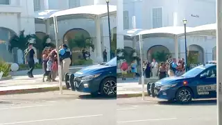  Elementos de la Policía Turística de Cancún detienen con violencia a vendedoras ambulantes: VIDEO
