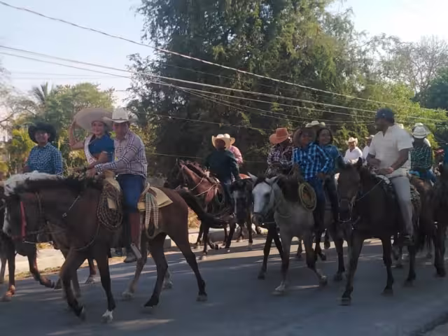 Decenas de jinetes recorren Sabancuy en arranque de la feria ganadera