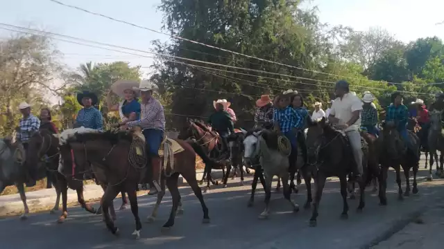 Decenas de jinetes recorren Sabancuy en arranque de la feria ganadera