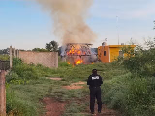 De acuerdo con el reporte, al mediodía se recibió una llamada de auxilio que alertó sobre el siniestro