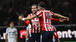 Chivas resurge con épica remontada ante Necaxa y sueña con la liguilla directa 