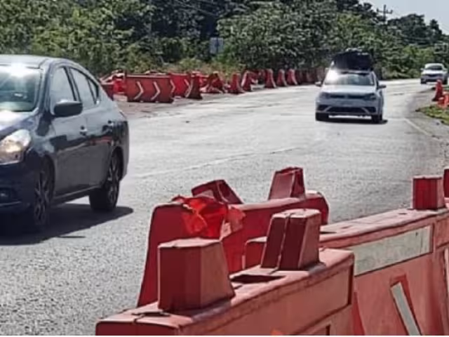 Carretera federal en pésimas condiciones es un problema para conductores en Lázaro Cárdenas