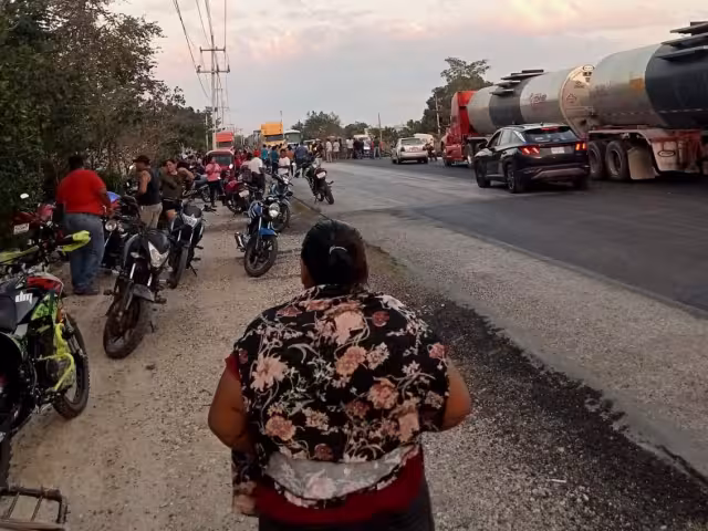 La acción dejó varados a cientos de conductores en la Península de Atasta, generando enfrentamientos entre manifestantes y afectados