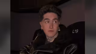 Tiktoker cocina dentro de una sala de cine unos huevos con tocinos.