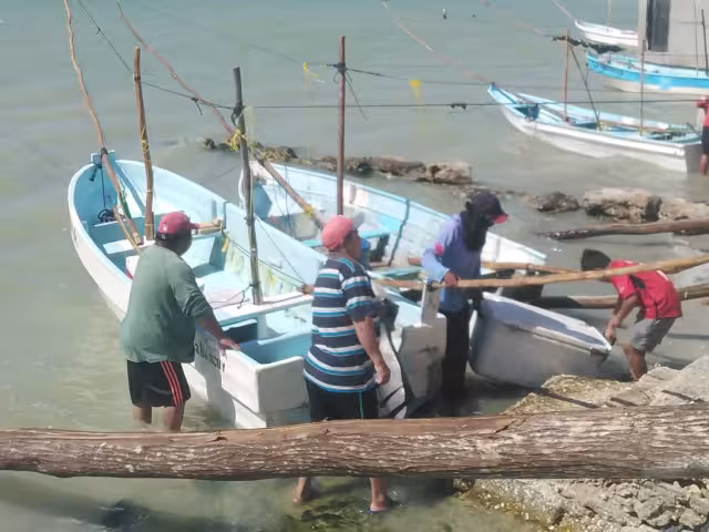 Pescadores de Sabancuy exigen retirar a los buzos de Champotón
