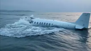 Avión del Club de Aviación Jazirah se estrella en medio del mar; hay dos muertos