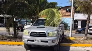 La camioneta terminó sobre el camellón tras embestir al motociclista.