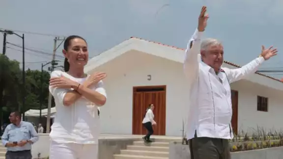 Claudia Sheinbaum y AMLO durante la novena gira de transición en México Claudia Sheinbaum y AMLO durante la novena gira de transición en México