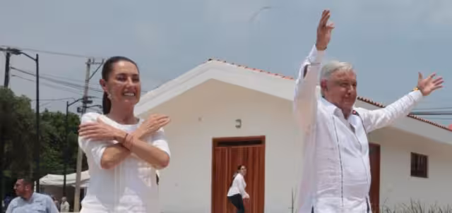 Claudia Sheinbaum y AMLO durante la novena gira de transición en México