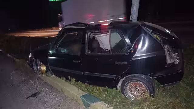 En la escena del accidente también se encontró un vehículo con varios daños sobre el camellón