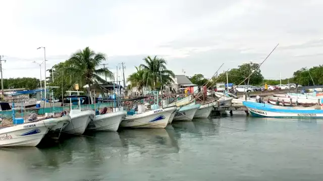 Cerca de 150 prestadores de servicios y 600 marinos se quedaron en tierra debido a las adversas condiciones del tiempo, en Lázaro Cárdenas