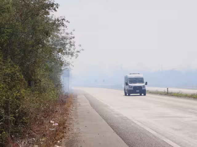 Los incendios continúan activos en las carreteras cercanas a Mérida