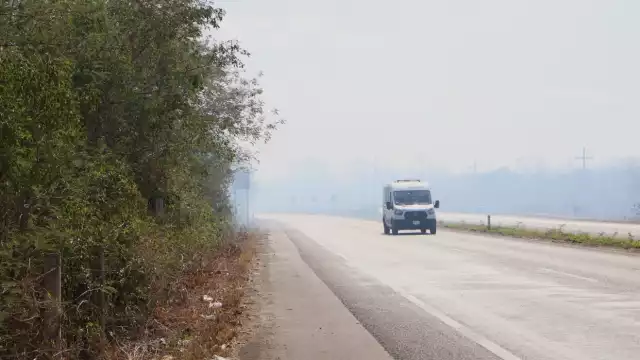 Los incendios continúan activos en las carreteras cercanas a Mérida