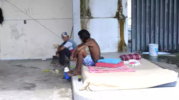 La pérdida de vivienda y el abandono familiar son las principales causas del aumento de gente que duerme en plena vía pública, aseguran grupos altruistas La pérdida de vivienda y el abandono familiar son las principales causas del aumento de gente que duerme en plena vía pública, aseguran grupos altruistas