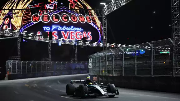 Hamilton en acción desde la capital del pecado