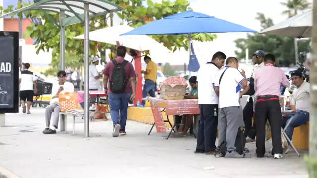 Debido a las altas temperaturas, los alimentos, sobre todo callejeros, se echan a perder con facilidad, por lo que las autoridades de Salud piden tomar medidas