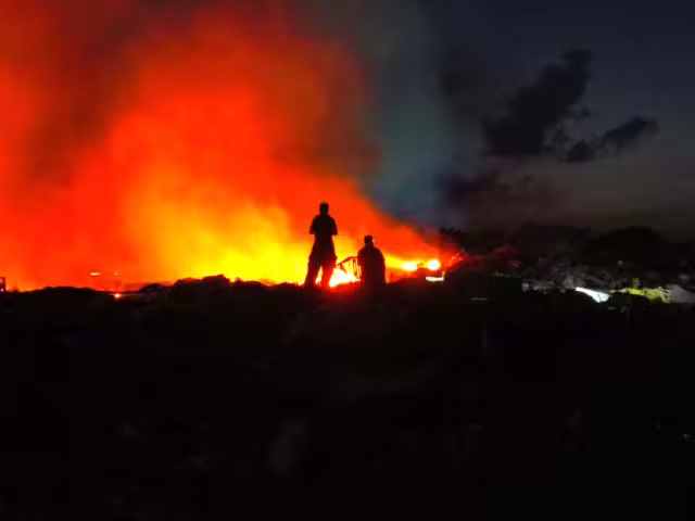 Durante el combate al fuego, se requirió el uso de al menos 260 mil litros de agua