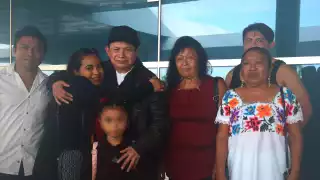 Reciben a campechano en el aeropuerto de Mérida luego de 24 años viviendo en California