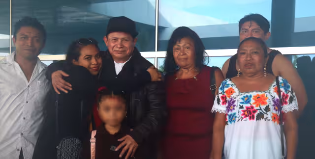 Santos Echeverría (centro) explicó que volvió con el objetivo de montar una lonchería o pizzería.