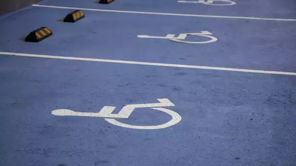 Aunque haya espacios exclusivos para discapacitados, muchos de ellos no son respetados 