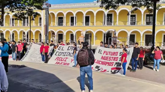 Más de 50 alumnos de la Escuela Normal Rural ‘Justo Sierra Méndez’ de Hecelchakán protestaron pacíficamente denunciando carencias y desvío de recursos