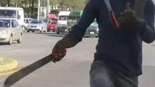 Hombre bajo el influjo de alcohol y droga machetea a una persona 