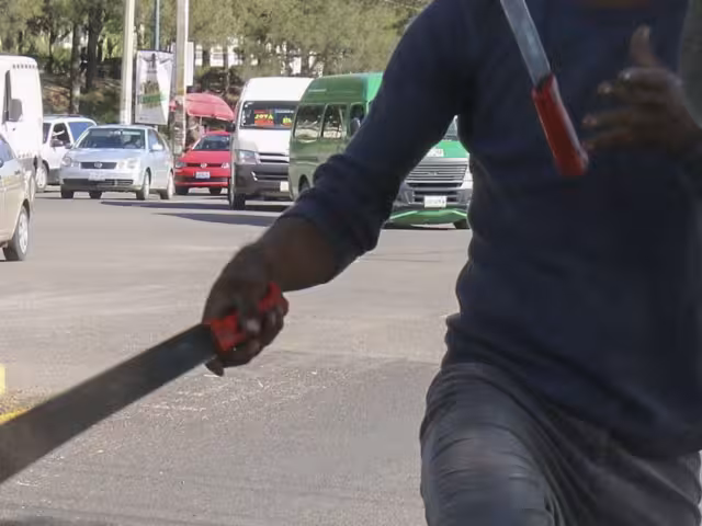 El hombre de 50 años recibió un machetazo en el brazo y quedó tendido en la calle.