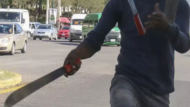 El hombre de 50 años recibió un machetazo en el brazo y quedó tendido en la calle.